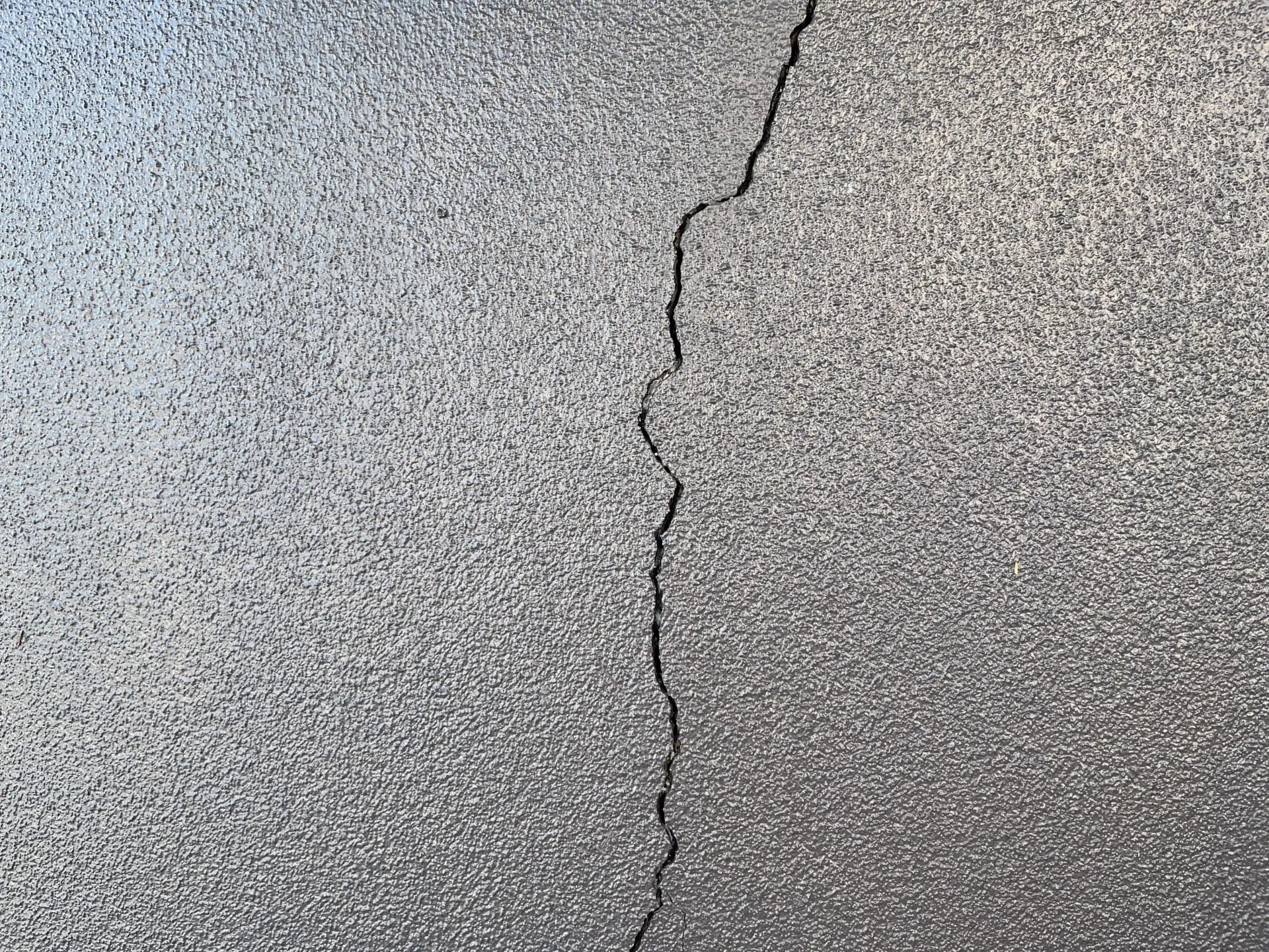 外壁塗装のクラック補修は必要なの？種類と対処法