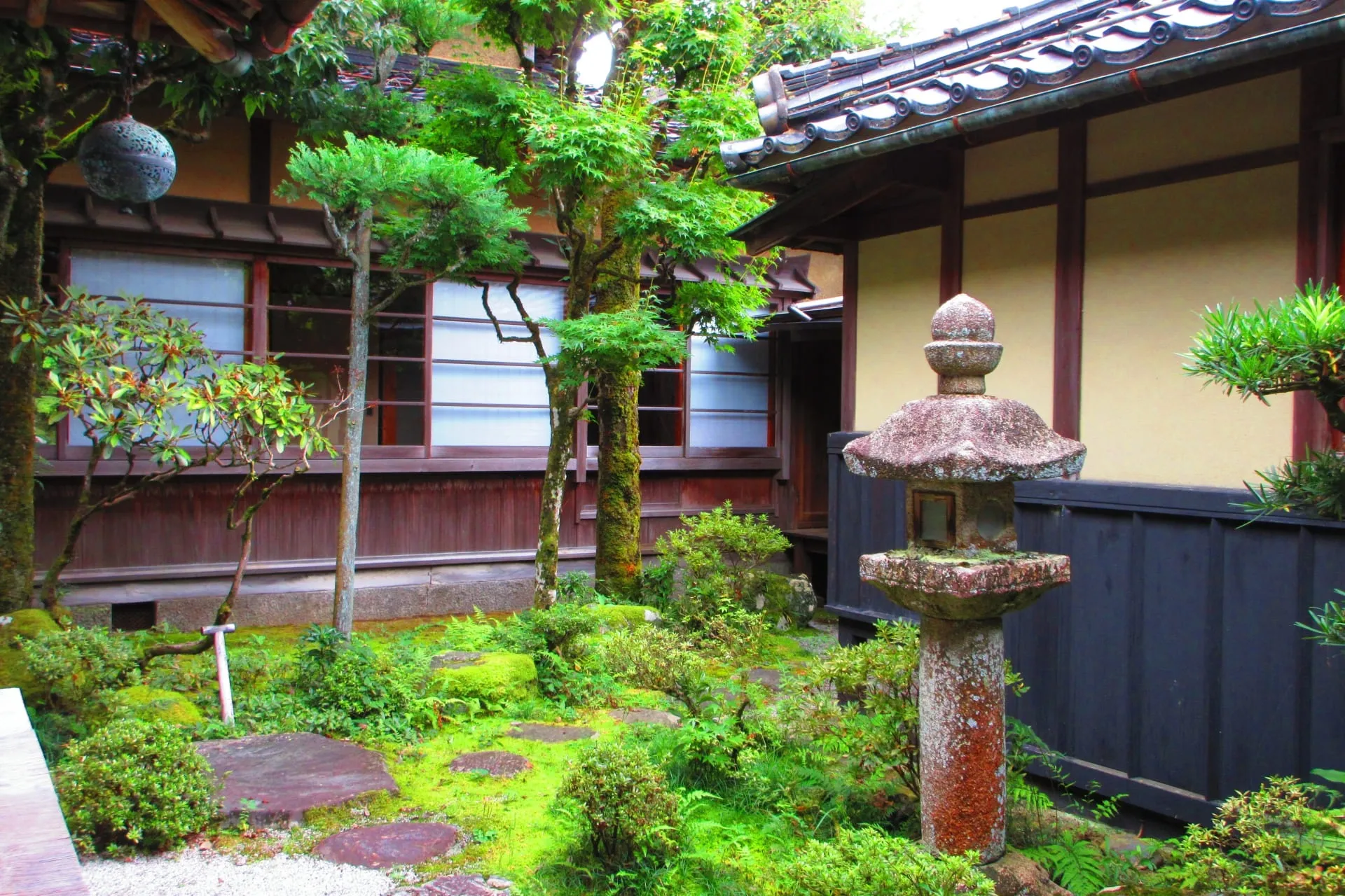 【外壁塗装で失敗しない】和風の家に合う色選びのコツと人気色5選